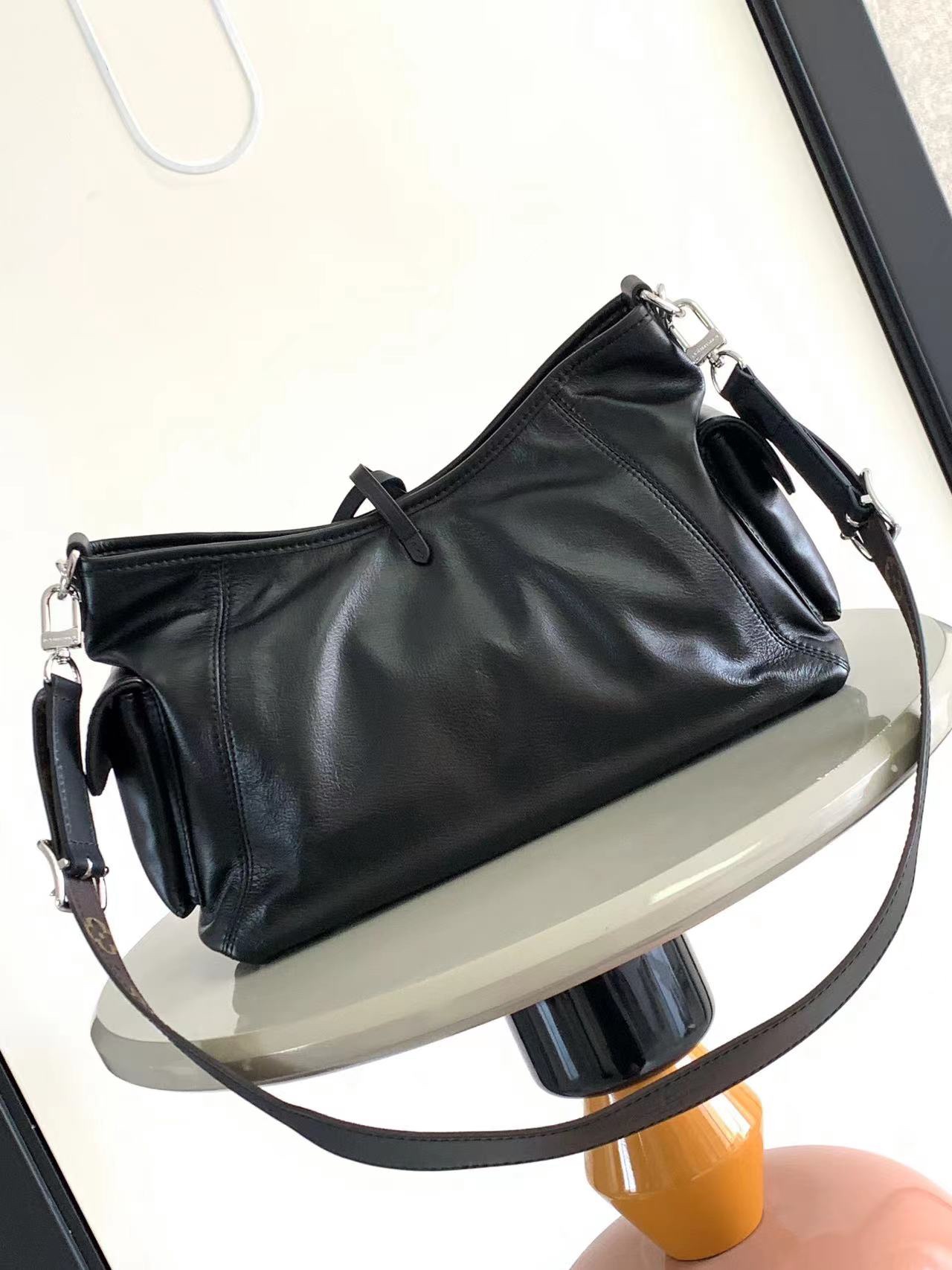 最高級ルイヴィトンスーパーコピー ルイヴィトンバッグコピー キャリーオール・カーゴ PM ブラック M24861 ラムレザー シルバー金具 - 画像 (8)
