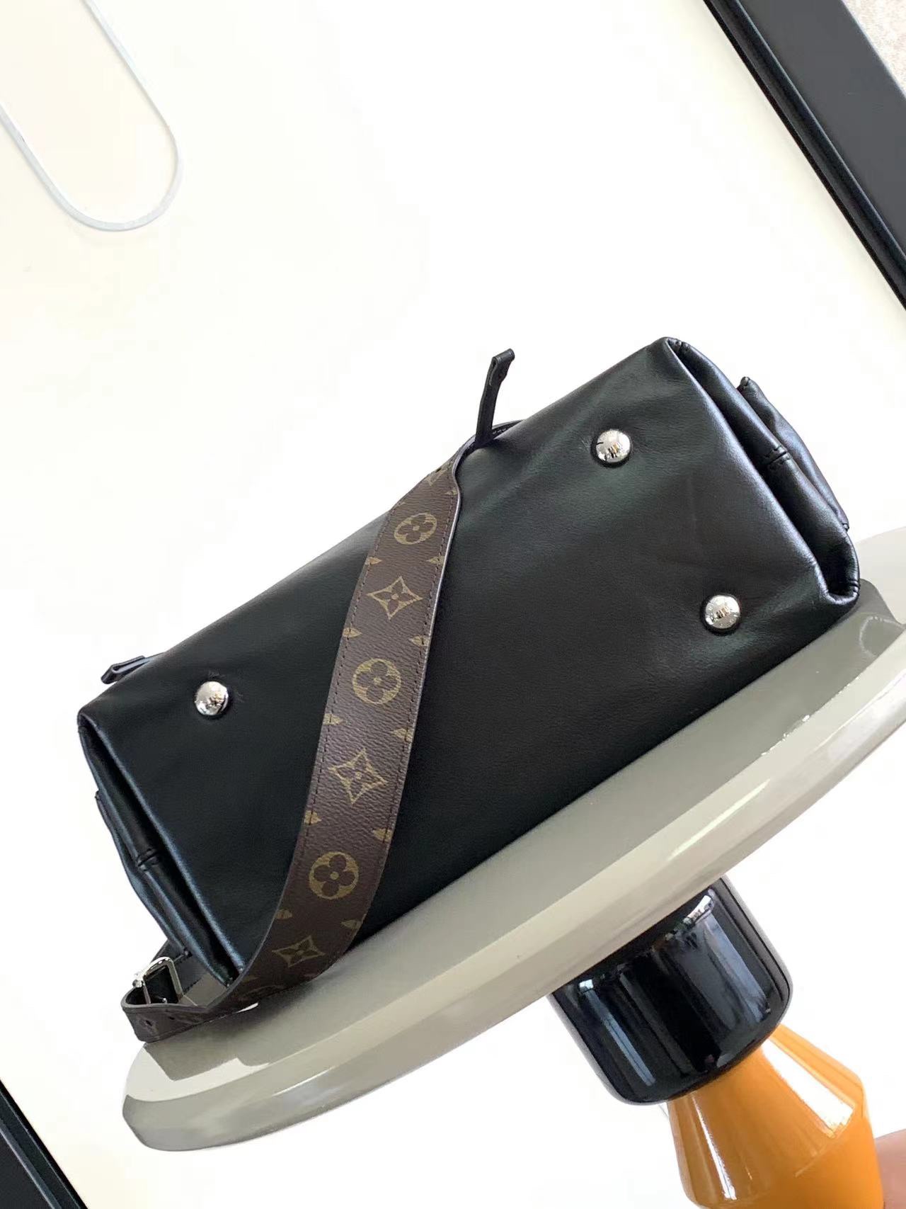 最高級ルイヴィトンスーパーコピー ルイヴィトンバッグコピー キャリーオール・カーゴ PM ブラック M24861 ラムレザー シルバー金具 - 画像 (7)