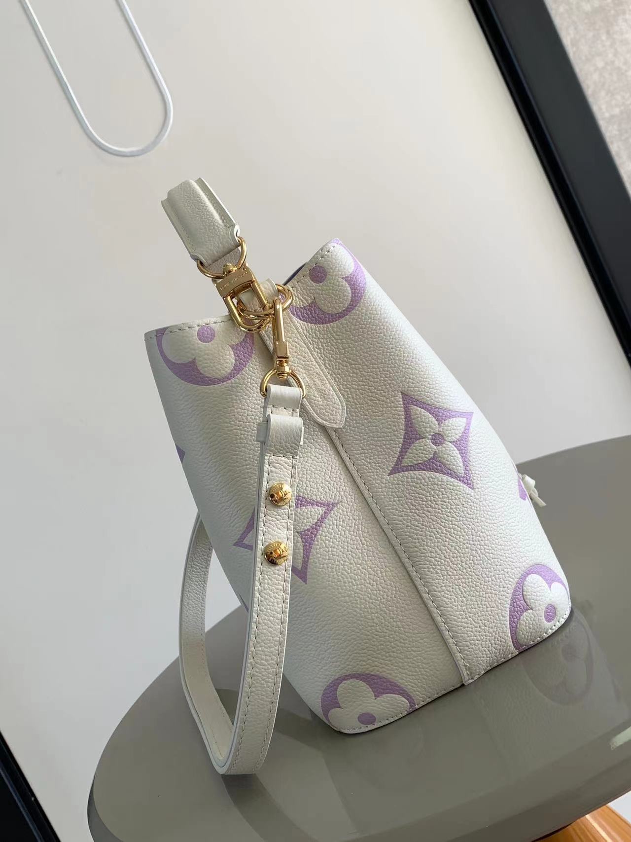 最高級ルイヴィトンスーパーコピー ルイヴィトンバッグコピー NéoNoé BB ホワイト / ライラック M45716 エンボス加工したグレインレザー ゴールド金具 - 画像 (9)