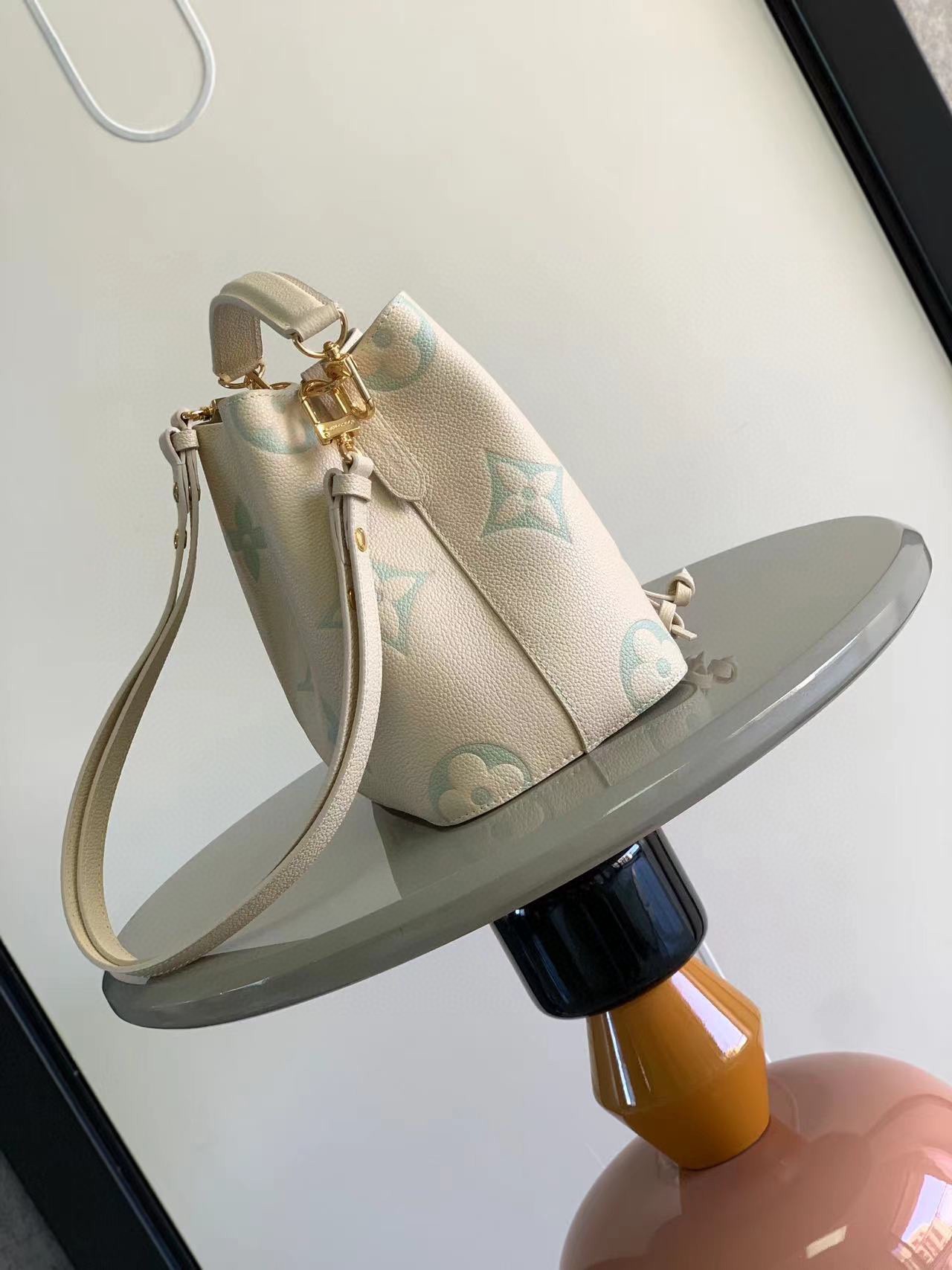 最高級ルイヴィトンスーパーコピー ルイヴィトンバッグコピー NéoNoé BB ラテ / 抹茶 M45709 エンボス加工したグレインレザー ゴールド金具 - 画像 (9)