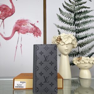 最高級ルイヴィトンスーパーコピー ルイヴィトン財布コピー Discovery Pochette Taïga ブラック M30842 マヒナ・レザー シルバー金具