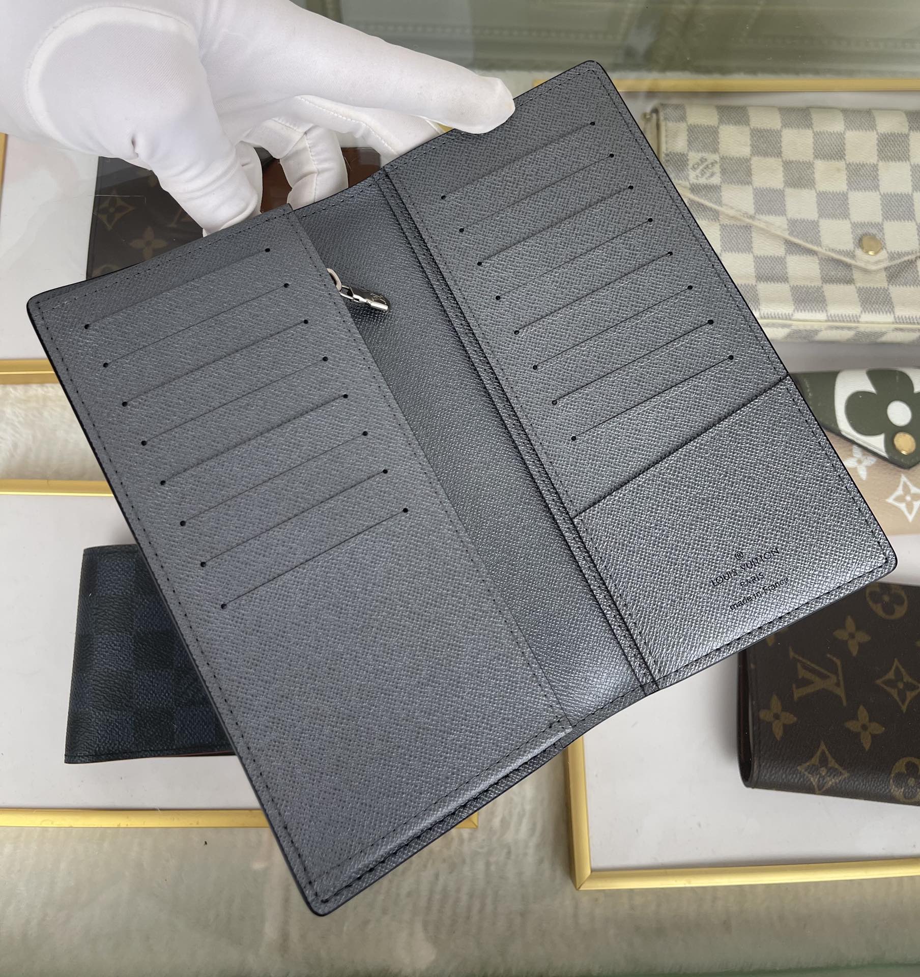 最高級ルイヴィトンスーパーコピー ルイヴィトン財布コピー Discovery Pochette Taïga ブラック M30842 マヒナ・レザー シルバー金具 - 画像 (5)