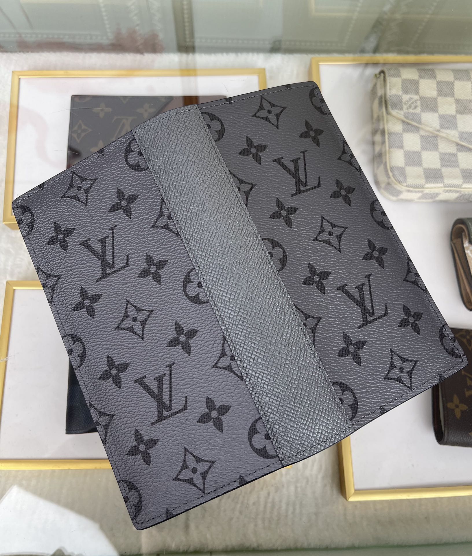 最高級ルイヴィトンスーパーコピー ルイヴィトン財布コピー Discovery Pochette Taïga ブラック M30842 マヒナ・レザー シルバー金具 - 画像 (4)