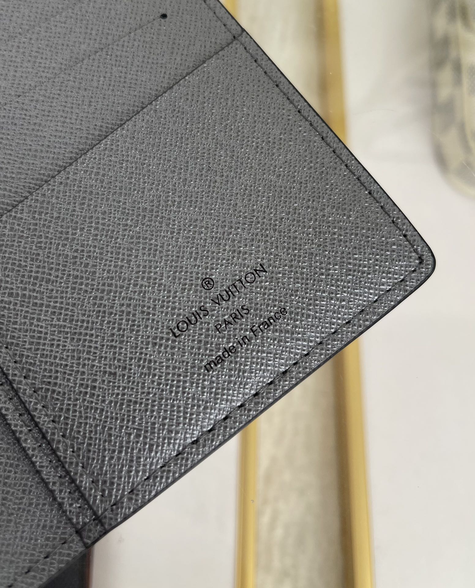 最高級ルイヴィトンスーパーコピー ルイヴィトン財布コピー Discovery Pochette Taïga ブラック M30842 マヒナ・レザー シルバー金具 - 画像 (3)