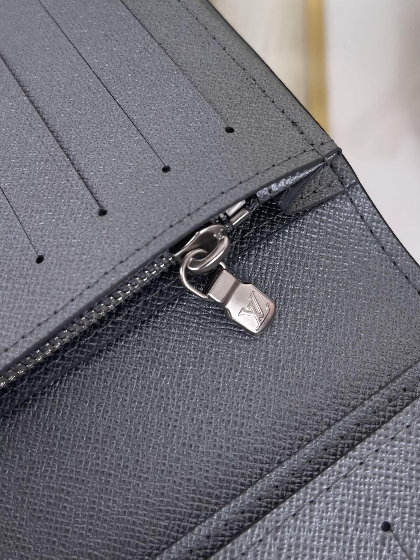 最高級ルイヴィトンスーパーコピー ルイヴィトン財布コピー Discovery Pochette Taïga ブラック M30842 マヒナ・レザー シルバー金具 - 画像 (2)