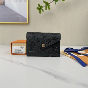 最高級ルイヴィトンスーパーコピー ルイヴィトン財布コピー ポルトフォイユ・ヴィクトリーヌ ノワール M64060 モノグラム・アンプラント レザー ゴールド金具