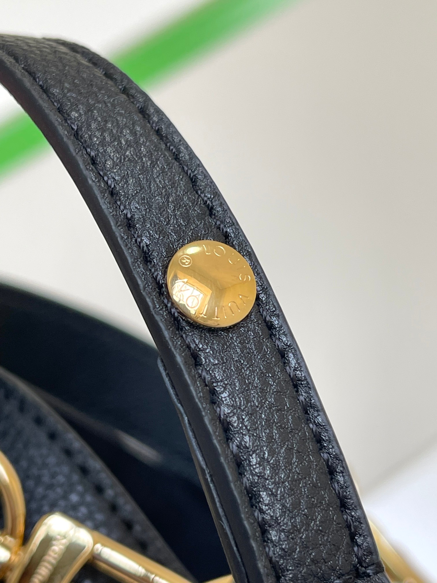 最高級ルイヴィトンスーパーコピー ルイヴィトンバッグコピー ネオノエ BB ブラック M46734 エンボス加工したモノグラム・アンプラント レザー ゴールド金具 - 画像 (2)