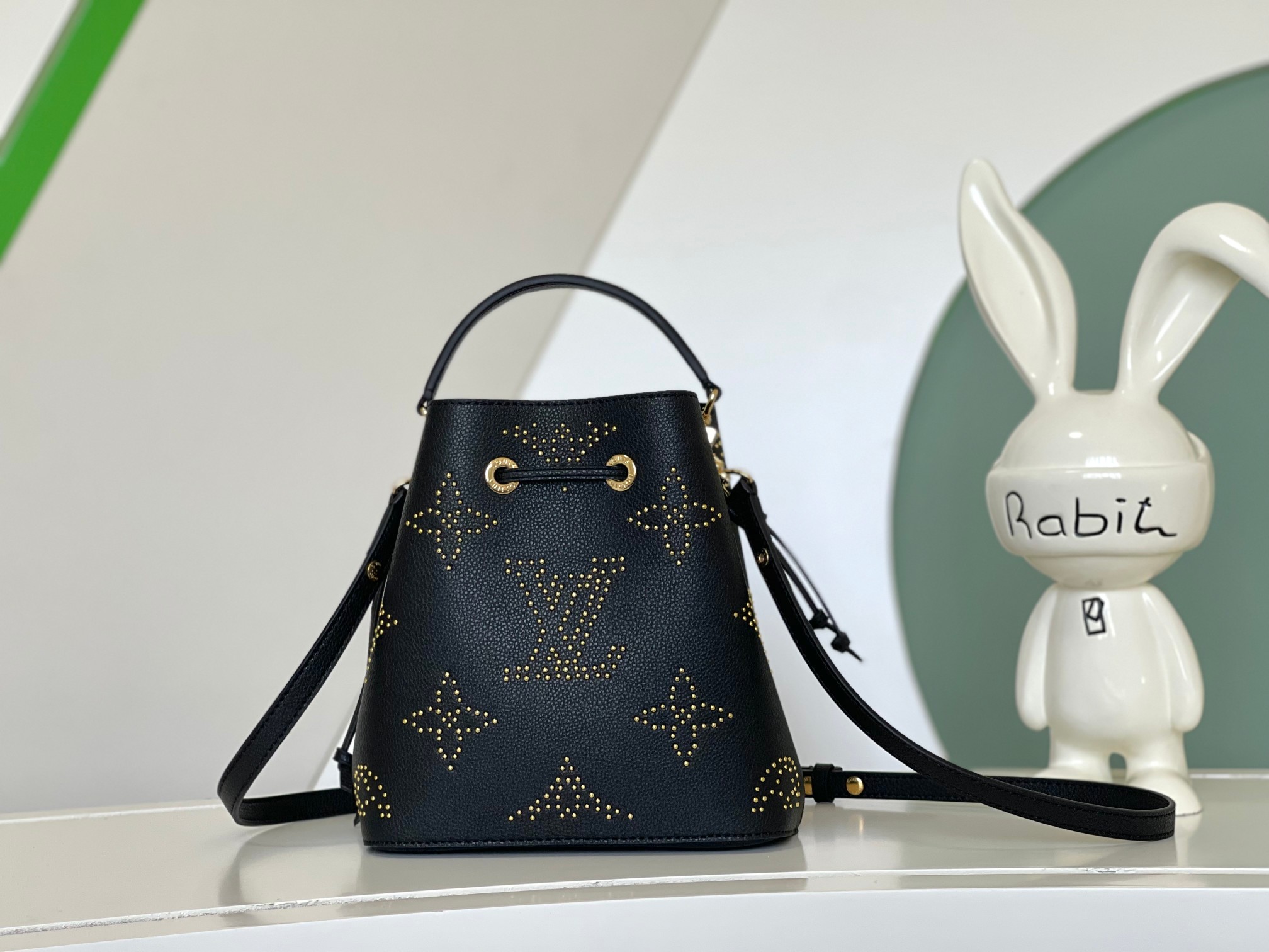 最高級ルイヴィトンスーパーコピー ルイヴィトンバッグコピー ネオノエ BB ブラック M46734 エンボス加工したモノグラム・アンプラント レザー ゴールド金具