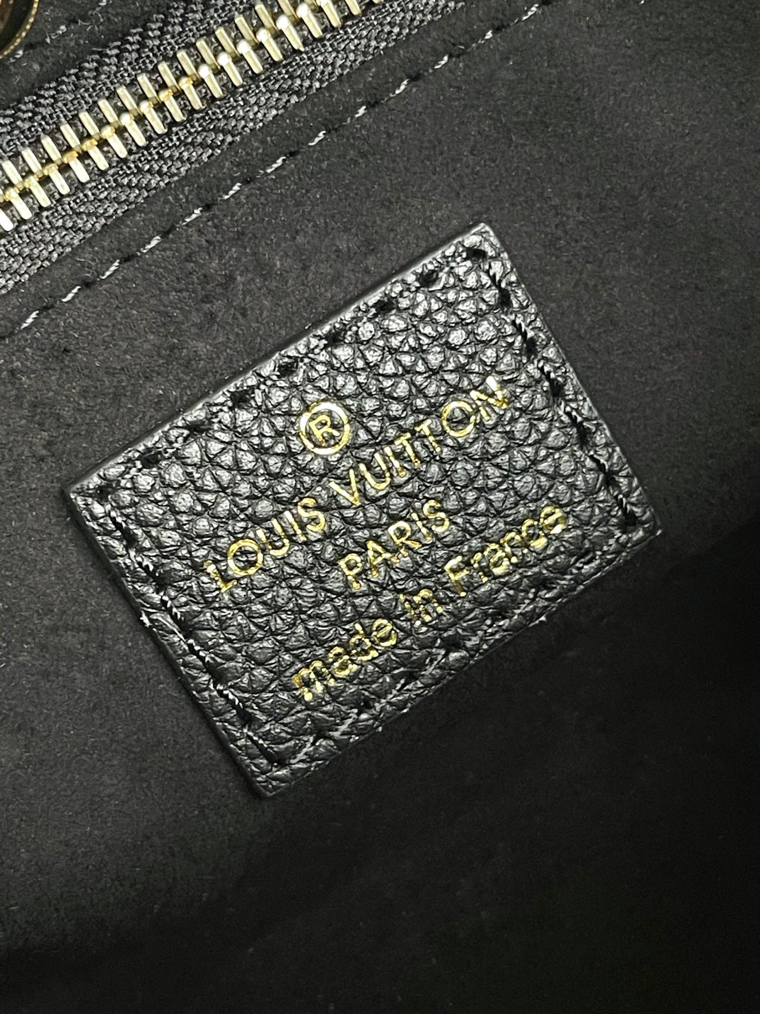最高級ルイヴィトンスーパーコピー ルイヴィトンバッグコピー オンザゴー MM ブラック M46733 エンボス加工したモノグラム・アンプラント レザー ゴールド金具 - 画像 (2)