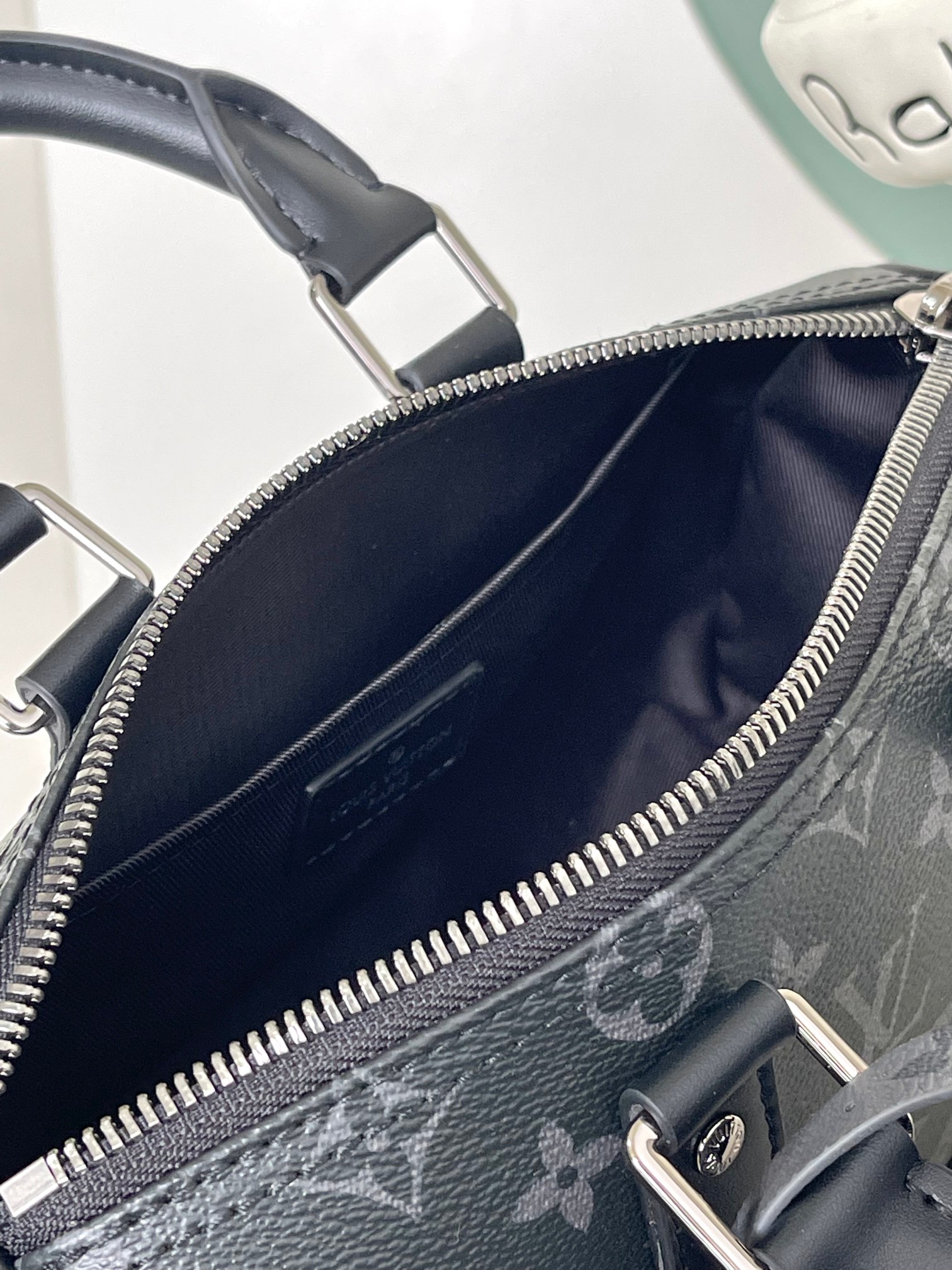 最高級ルイヴィトンスーパーコピー ルイヴィトンバッグコピー キーポル・バンドリエール 25 ブラック M46271 モノグラム・エクリプス リバース キャンバス ブラック金具 - 画像 (3)