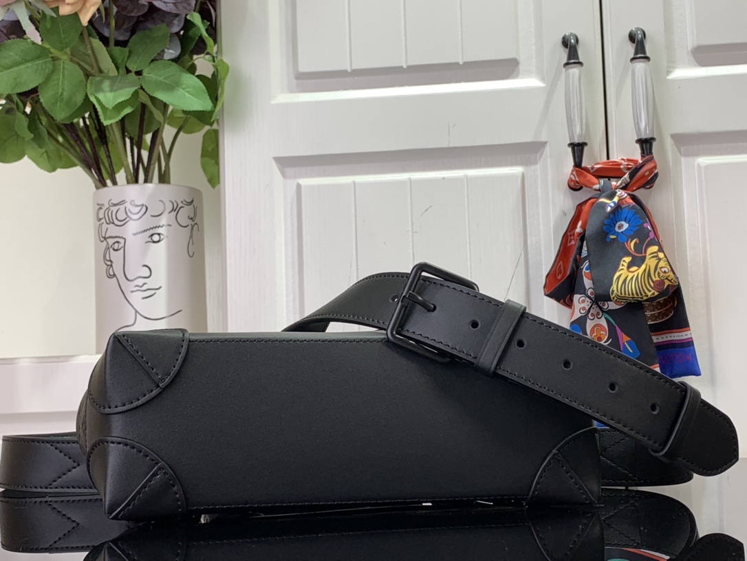 最高級ルイヴィトンスーパーコピー ルイヴィトンバッグコピー スティーマー PM ブラック M24436 モノグラム・パターンをエンボス加工したトリヨンレザー ブラック金具 - 画像 (7)