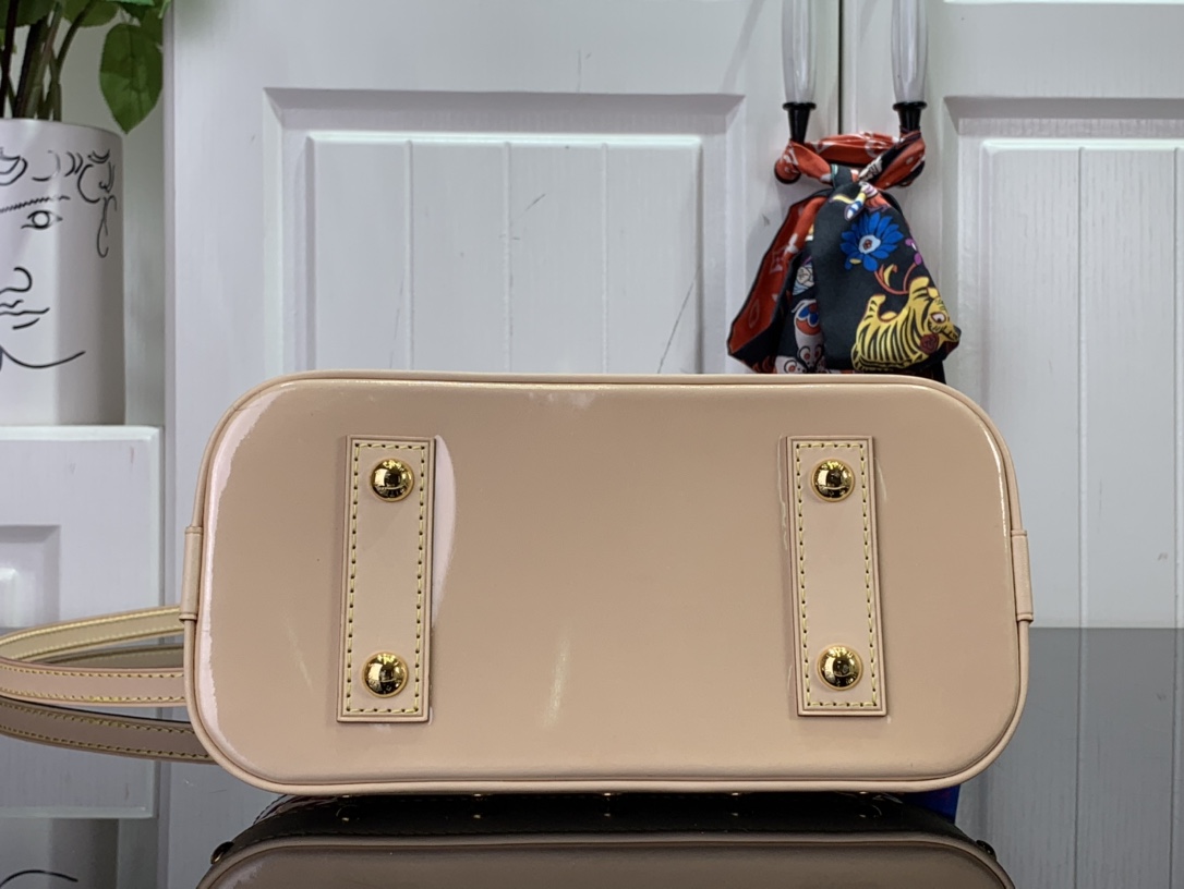 最高級ルイヴィトンスーパーコピー ルイヴィトンバッグコピー 新作 LV リミックス アルマ BB ネオン ピンク M90611 エンボス加工を施したモノグラム・ヴェルニ レザー ゴールド金具 - 画像 (7)