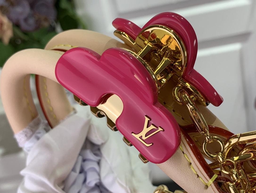 最高級ルイヴィトンスーパーコピー ルイヴィトンバッグコピー 新作 LV リミックス アルマ BB ネオン ピンク M90611 エンボス加工を施したモノグラム・ヴェルニ レザー ゴールド金具 - 画像 (5)