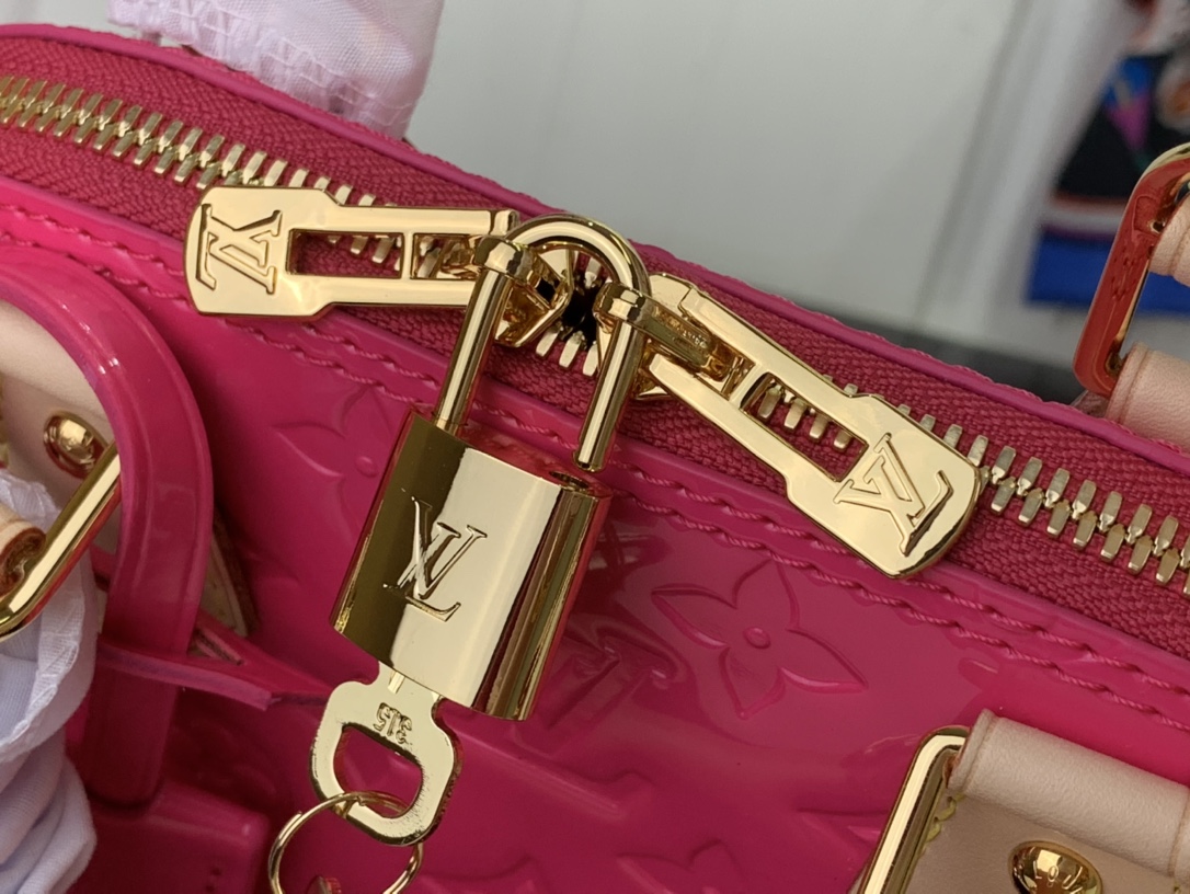 最高級ルイヴィトンスーパーコピー ルイヴィトンバッグコピー 新作 LV リミックス アルマ BB ネオン ピンク M90611 エンボス加工を施したモノグラム・ヴェルニ レザー ゴールド金具 - 画像 (4)