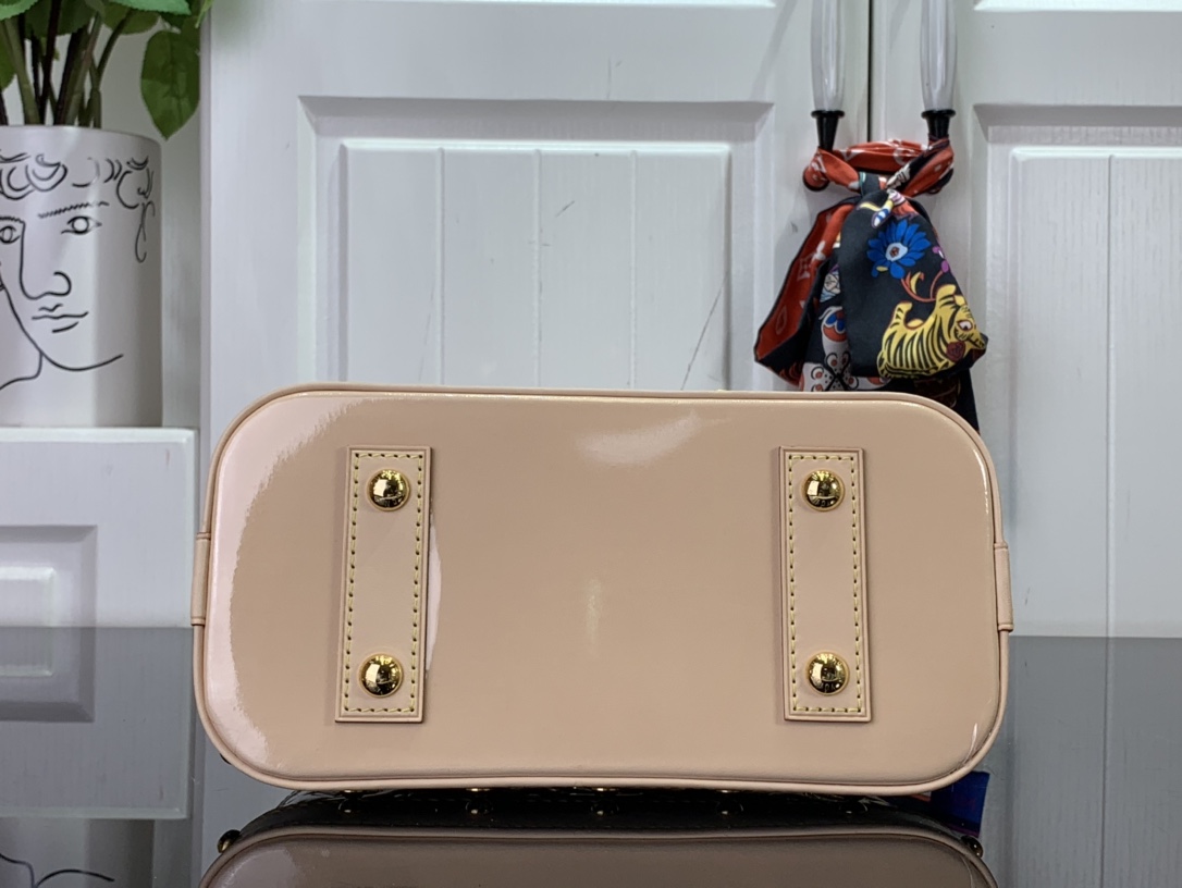 最高級ルイヴィトンスーパーコピー ルイヴィトンバッグコピー 新作 LV リミックス アルマ BB シック、イエロー M24063 エンボス加工を施したモノグラム・ヴェルニ レザー ゴールド金具 - 画像 (7)