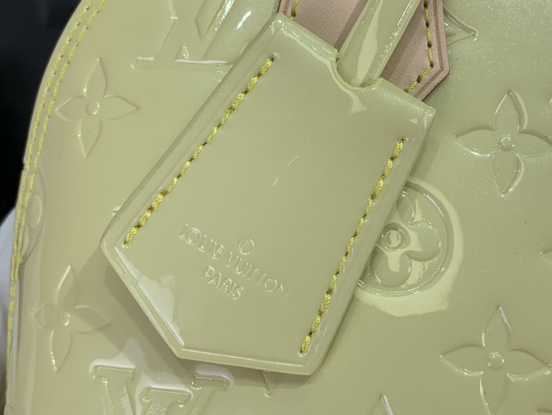 最高級ルイヴィトンスーパーコピー ルイヴィトンバッグコピー 新作 LV リミックス アルマ BB シック、イエロー M24063 エンボス加工を施したモノグラム・ヴェルニ レザー ゴールド金具 - 画像 (4)