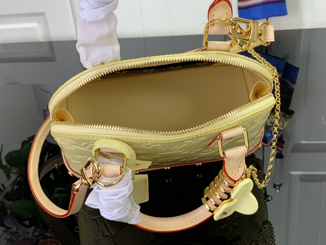 最高級ルイヴィトンスーパーコピー ルイヴィトンバッグコピー 新作 LV リミックス アルマ BB シック、イエロー M24063 エンボス加工を施したモノグラム・ヴェルニ レザー ゴールド金具 - 画像 (3)