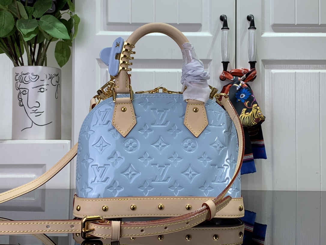 最高級ルイヴィトンスーパーコピー ルイヴィトンバッグコピー 新作 LV リミックス アルマ BB スカイ M24062 エンボス加工を施したモノグラム・ヴェルニ レザー ゴールド金具 - 画像 (8)