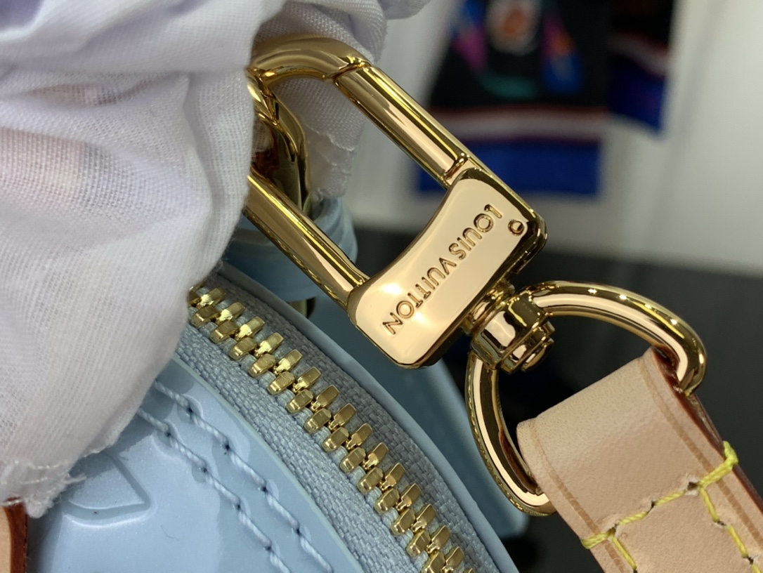 最高級ルイヴィトンスーパーコピー ルイヴィトンバッグコピー 新作 LV リミックス アルマ BB スカイ M24062 エンボス加工を施したモノグラム・ヴェルニ レザー ゴールド金具 - 画像 (6)