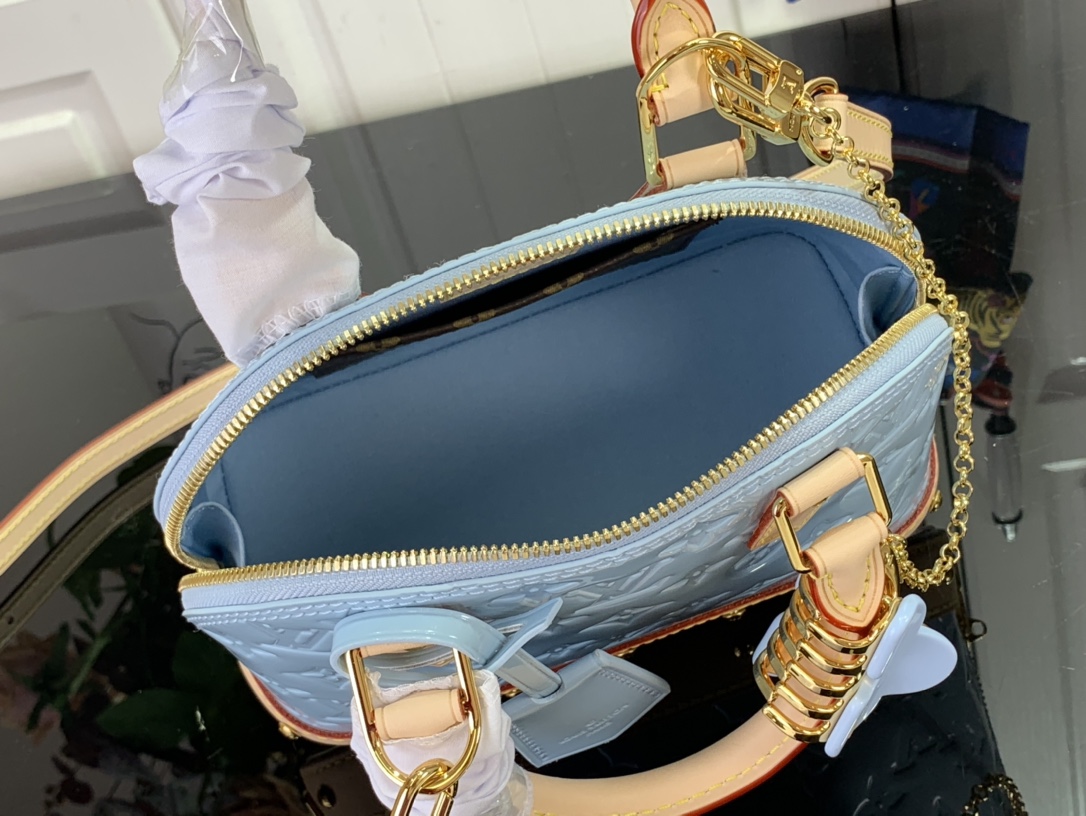 最高級ルイヴィトンスーパーコピー ルイヴィトンバッグコピー 新作 LV リミックス アルマ BB スカイ M24062 エンボス加工を施したモノグラム・ヴェルニ レザー ゴールド金具 - 画像 (5)