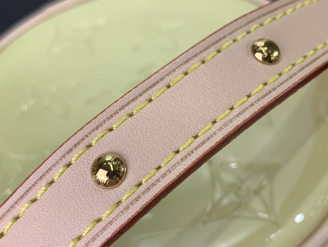 最高級ルイヴィトンスーパーコピー ルイヴィトンバッグコピー 新作 LV リミックス アスター シック、イエロー M24099 エンボス加工を施したモノグラム・ヴェルニ レザー ゴールド金具 - 画像 (4)