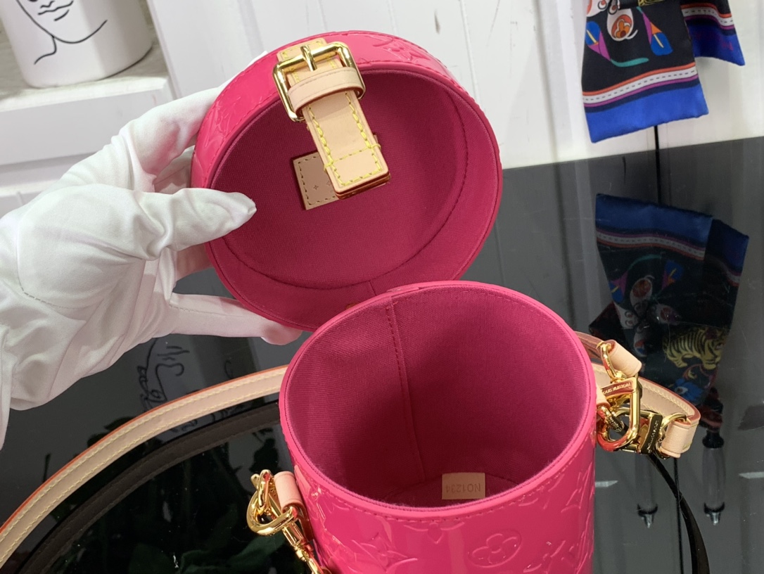 最高級ルイヴィトンスーパーコピー ルイヴィトンバッグコピー 新作 LV リミックス アスター ネオン ピンク M24102 エンボス加工を施したモノグラム・ヴェルニ レザー ゴールド金具 - 画像 (3)