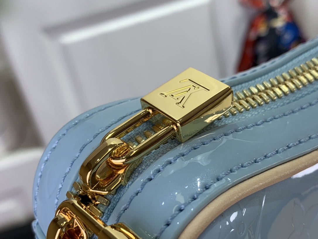 最高級ルイヴィトンスーパーコピー ルイヴィトンバッグコピー 新作 LV リミックス クロワッサン スカイ M24020 エンボス加工を施したモノグラム・ヴェルニ レザー ゴールド金具 - 画像 (6)