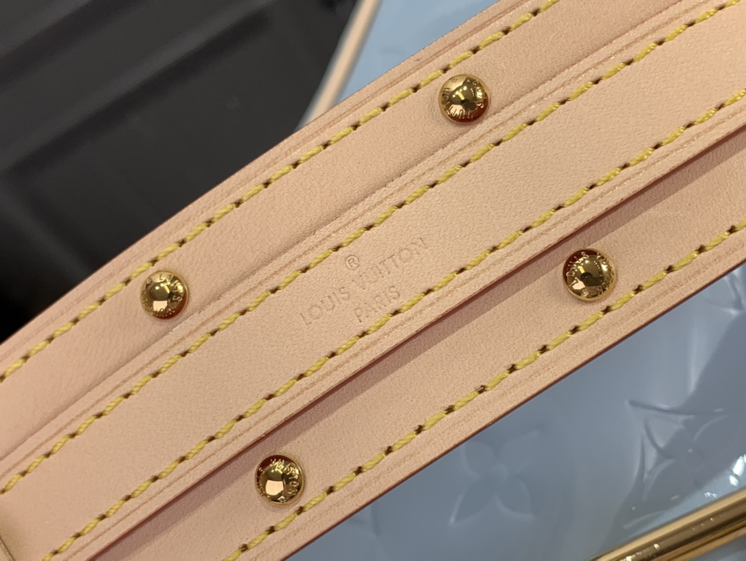 最高級ルイヴィトンスーパーコピー ルイヴィトンバッグコピー 新作 LV リミックス クロワッサン スカイ M24020 エンボス加工を施したモノグラム・ヴェルニ レザー ゴールド金具 - 画像 (5)