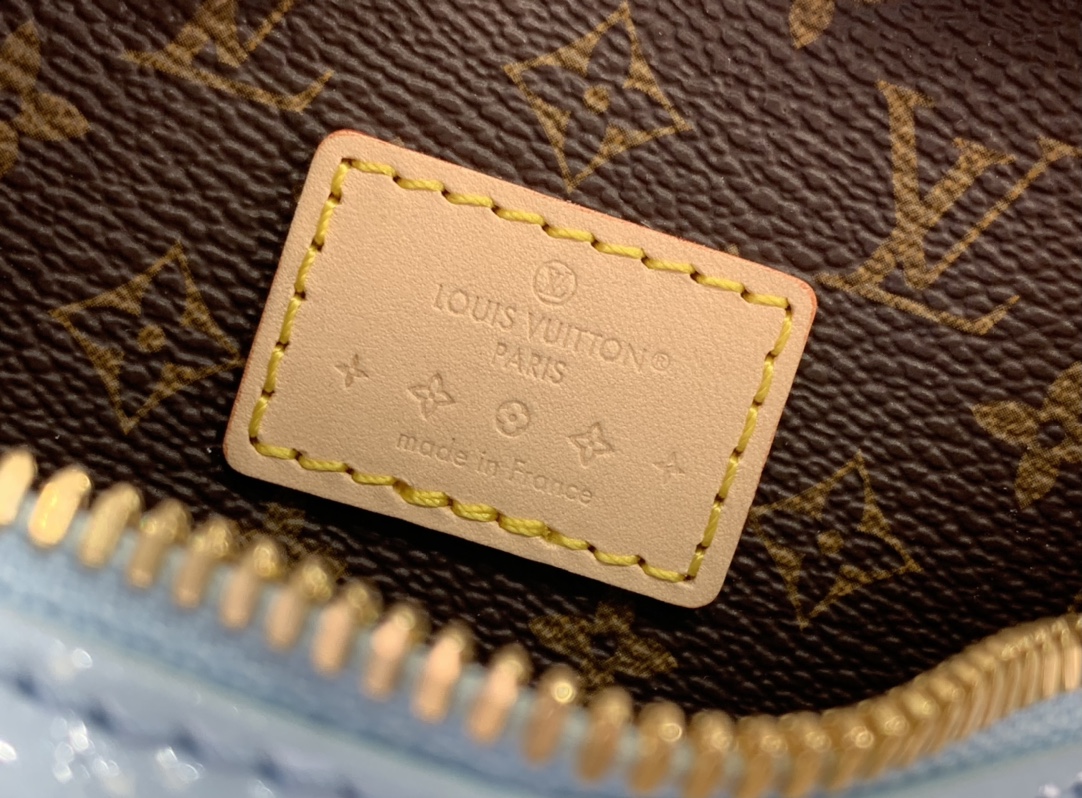 最高級ルイヴィトンスーパーコピー ルイヴィトンバッグコピー 新作 LV リミックス クロワッサン スカイ M24020 エンボス加工を施したモノグラム・ヴェルニ レザー ゴールド金具 - 画像 (2)