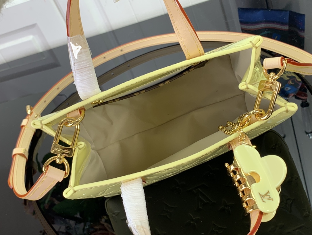 最高級ルイヴィトンスーパーコピー ルイヴィトンバッグコピー 新作 LV リミックス リード PM シック、イエロー M24144 エンボス加工を施したモノグラム・ヴェルニ レザー ゴールド金具 - 画像 (3)