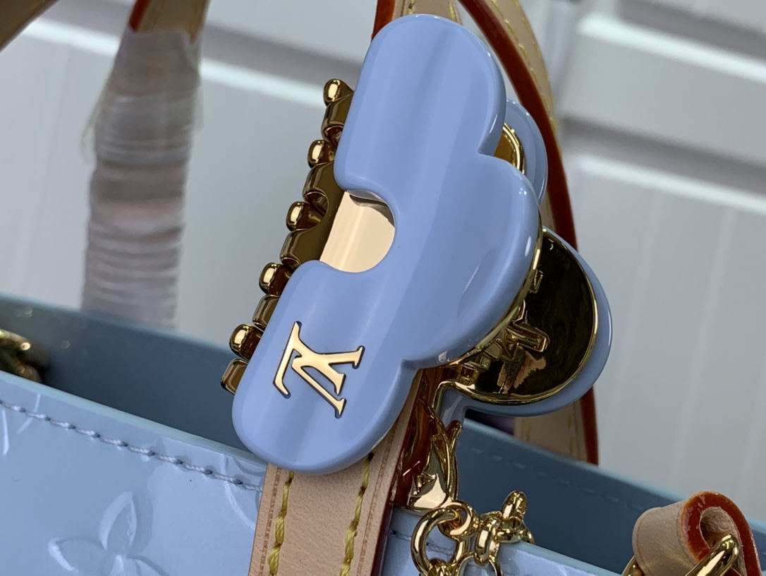 最高級ルイヴィトンスーパーコピー ルイヴィトンバッグコピー 新作 LV リミックス リード PM スカイ M24144 エンボス加工を施したモノグラム・ヴェルニ レザー ゴールド金具 - 画像 (5)