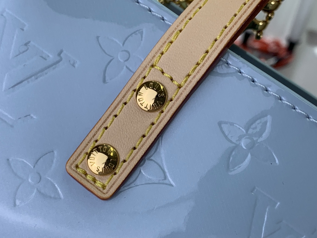 最高級ルイヴィトンスーパーコピー ルイヴィトンバッグコピー 新作 LV リミックス リード PM スカイ M24144 エンボス加工を施したモノグラム・ヴェルニ レザー ゴールド金具 - 画像 (4)