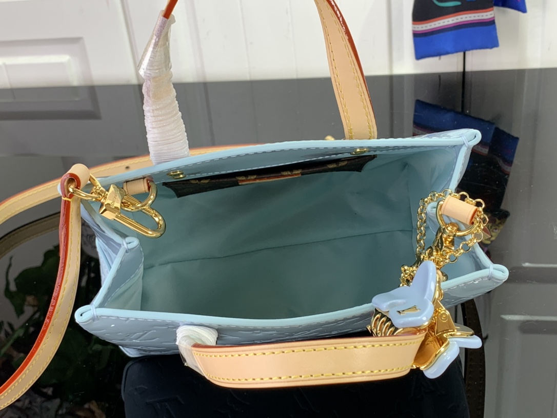 最高級ルイヴィトンスーパーコピー ルイヴィトンバッグコピー 新作 LV リミックス リード PM スカイ M24144 エンボス加工を施したモノグラム・ヴェルニ レザー ゴールド金具 - 画像 (3)