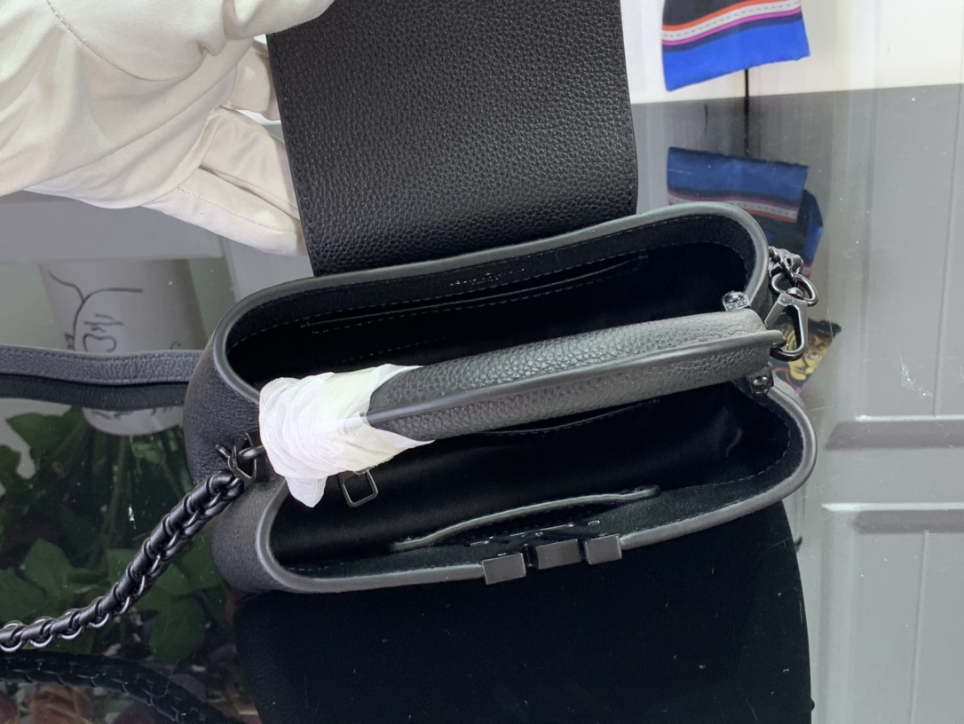 最高級ルイヴィトンスーパーコピー ルイヴィトンバッグコピー カプシーヌ EW MINI オール ブラック M23955 マット カーフレザー ブラック金具 - 画像 (2)