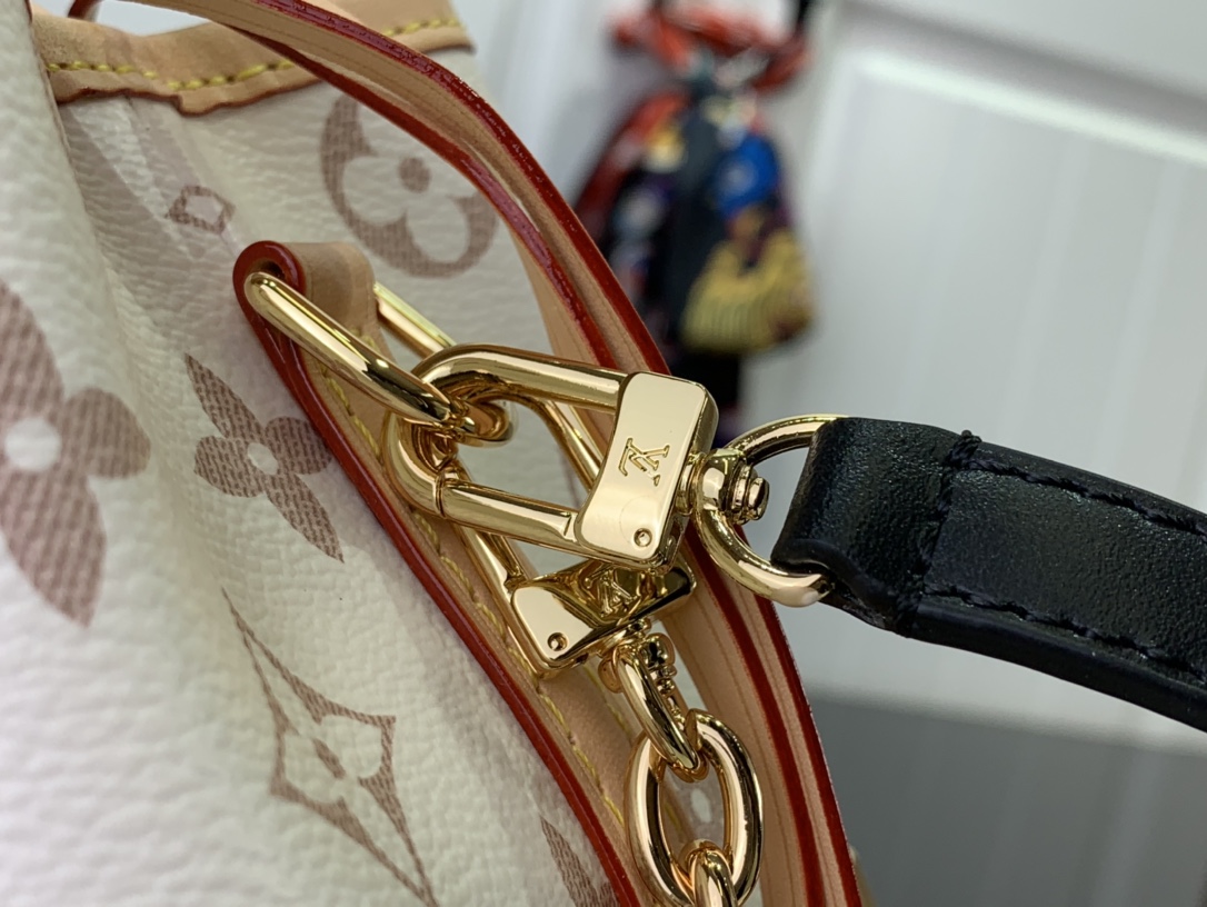 最高級ルイヴィトンスーパーコピー ルイヴィトンバッグコピー ノエ パース・LV チャーム ホワイト / シャマロウ ピンク M83227 モノグラム・デュンヌ キャンバス ゴールド金具 - 画像 (5)