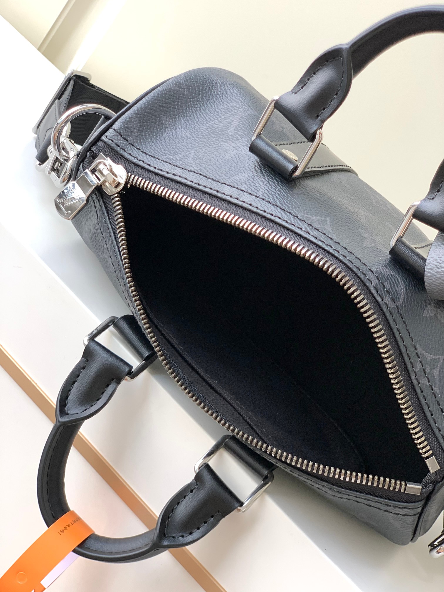 最高級ルイヴィトンスーパーコピー ルイヴィトンバッグコピー キーポル・バンドリエール 25 ブラック M46271 モノグラム・エクリプス リバース キャンバス シルバー金具 - 画像 (2)