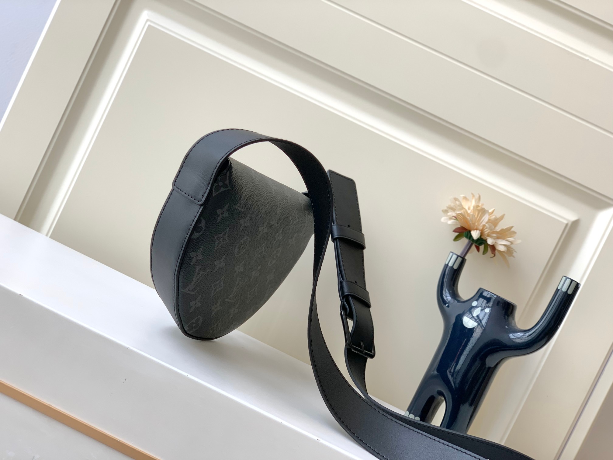 最高級ルイヴィトンスーパーコピー ルイヴィトンバッグコピー LV ムーン・クロスボディ ブラック M23835 モノグラム・エクリプス キャンバス ブラック金具 - 画像 (10)