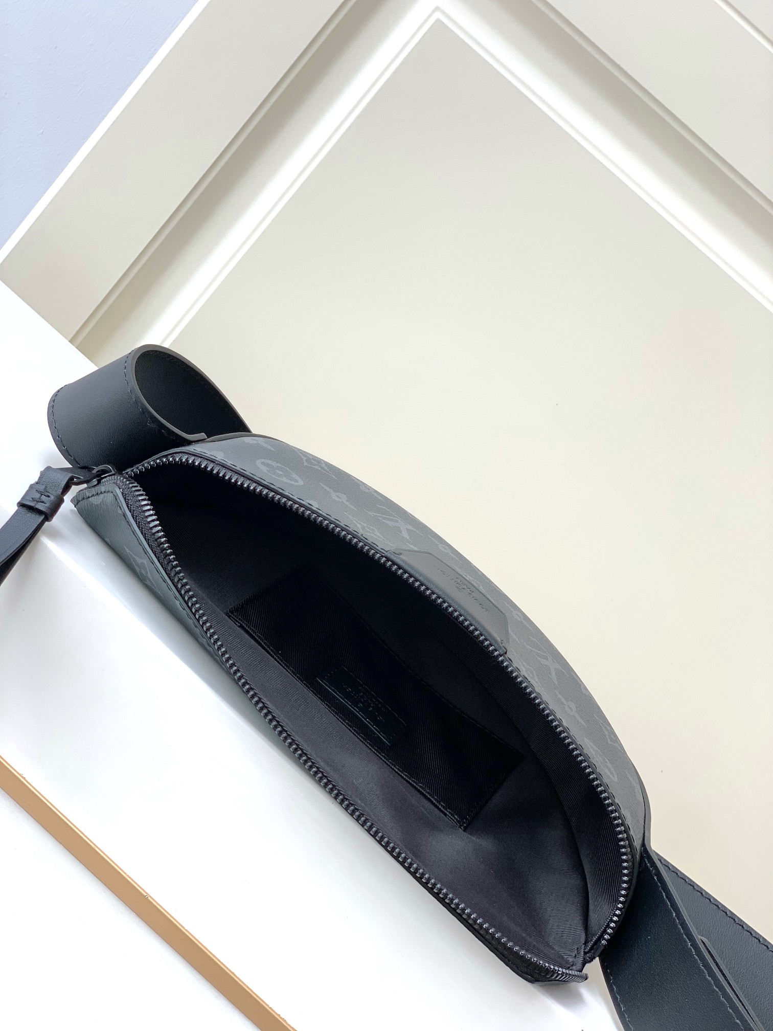 最高級ルイヴィトンスーパーコピー ルイヴィトンバッグコピー LV ムーン・クロスボディ ブラック M23835 モノグラム・エクリプス キャンバス ブラック金具 - 画像 (4)