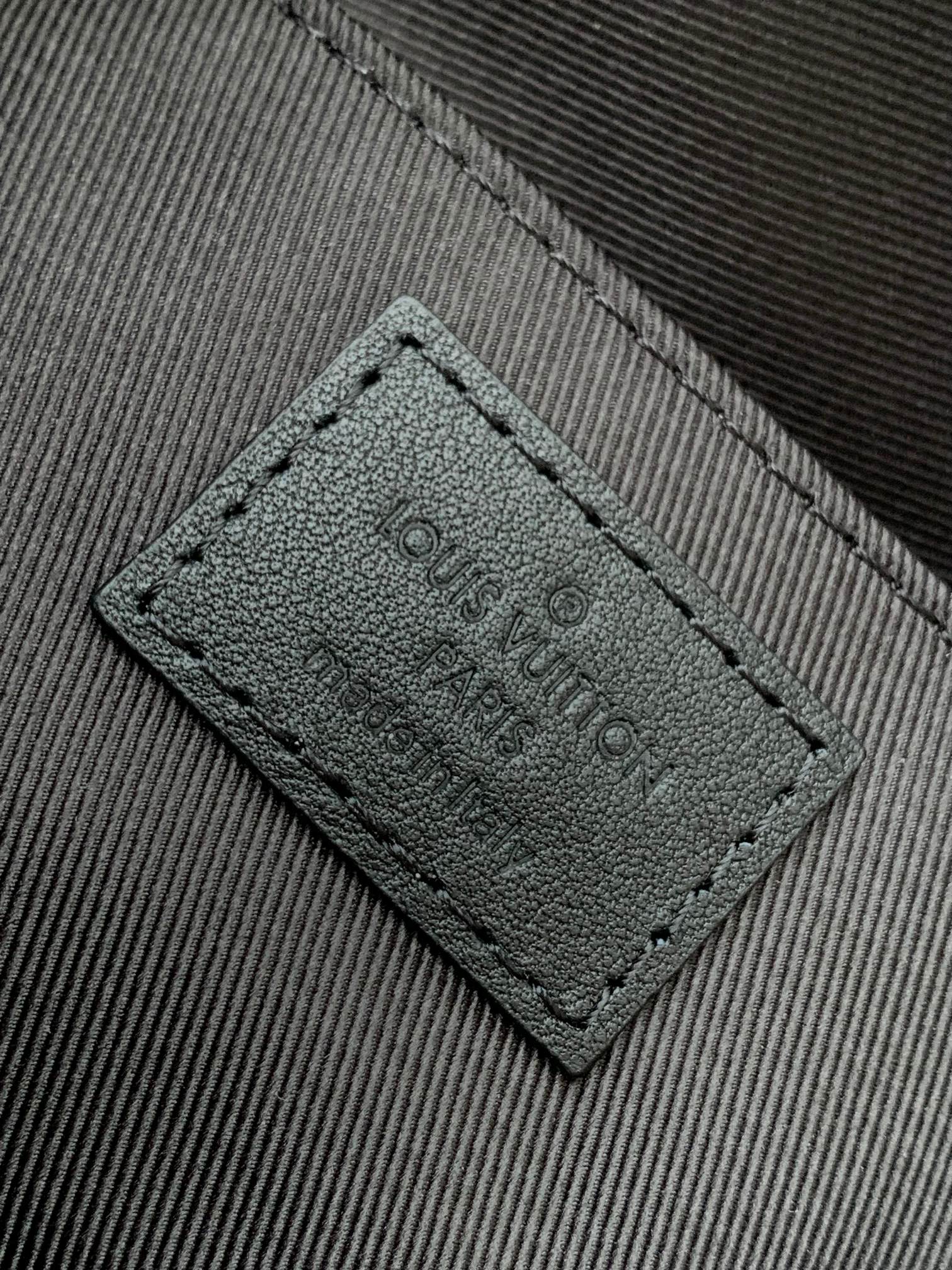 最高級ルイヴィトンスーパーコピー ルイヴィトンバッグコピー LV ムーン・クロスボディ ブラック M23835 モノグラム・エクリプス キャンバス ブラック金具 - 画像 (2)