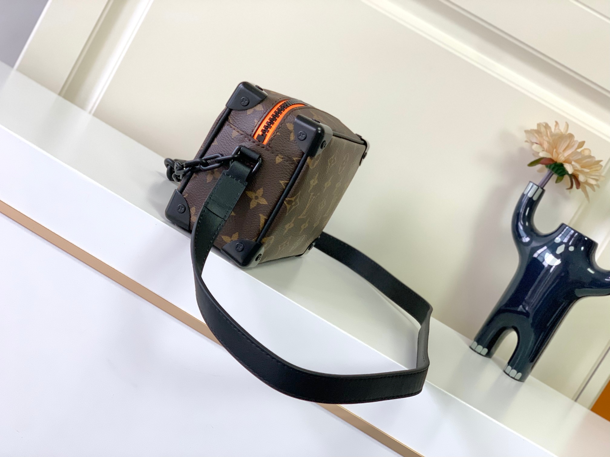最高級ルイヴィトンスーパーコピー ルイヴィトンバッグコピー ミニ・ソフトトランク ダークブラウン M80159 モノグラム・キャンバス ブラック金具 - 画像 (4)