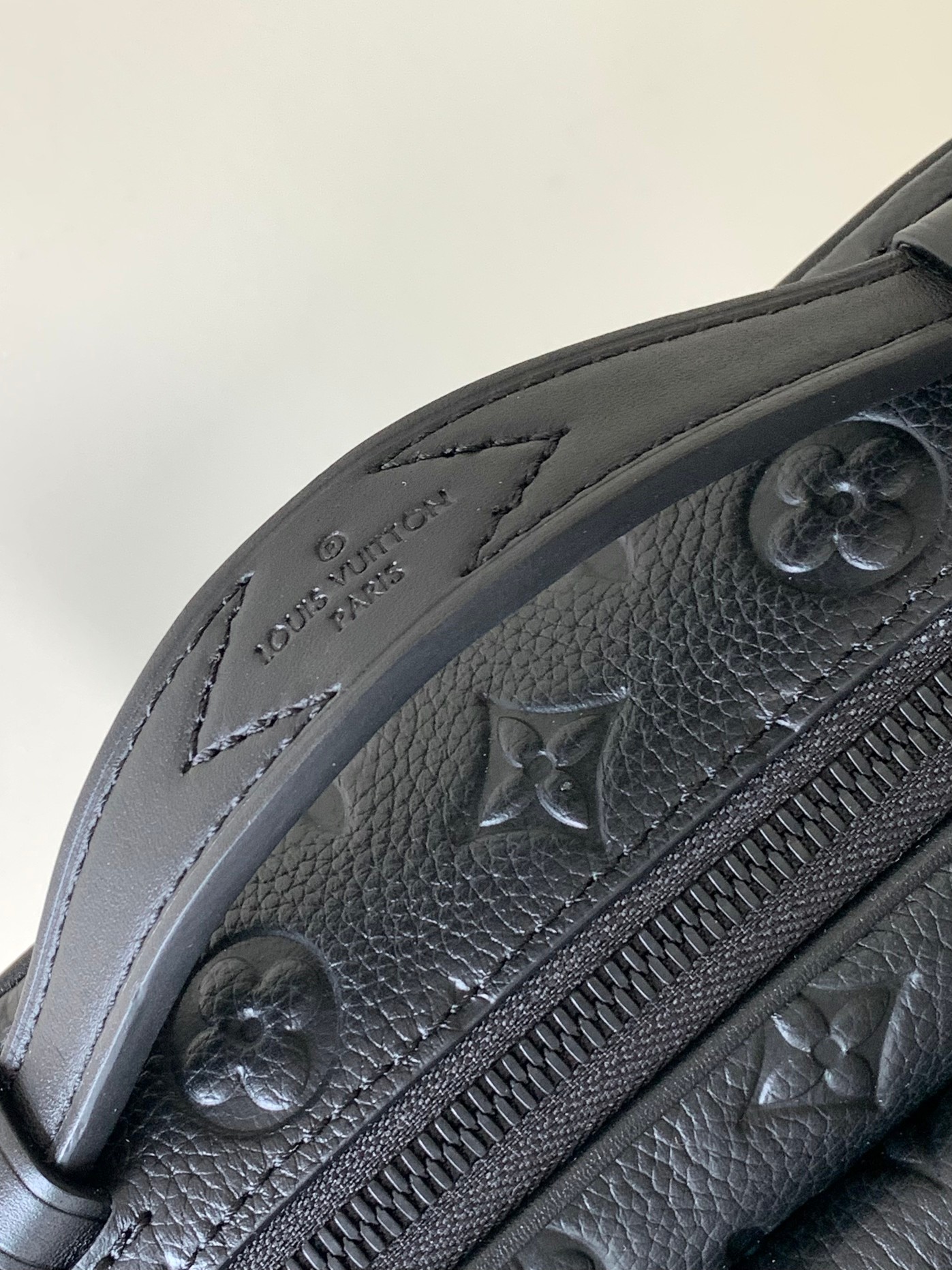 最高級ルイヴィトンスーパーコピー ルイヴィトンバッグコピー Sロック・メッセンジャー ブラック M58489 トリヨンレザー ブラック金具 - 画像 (5)