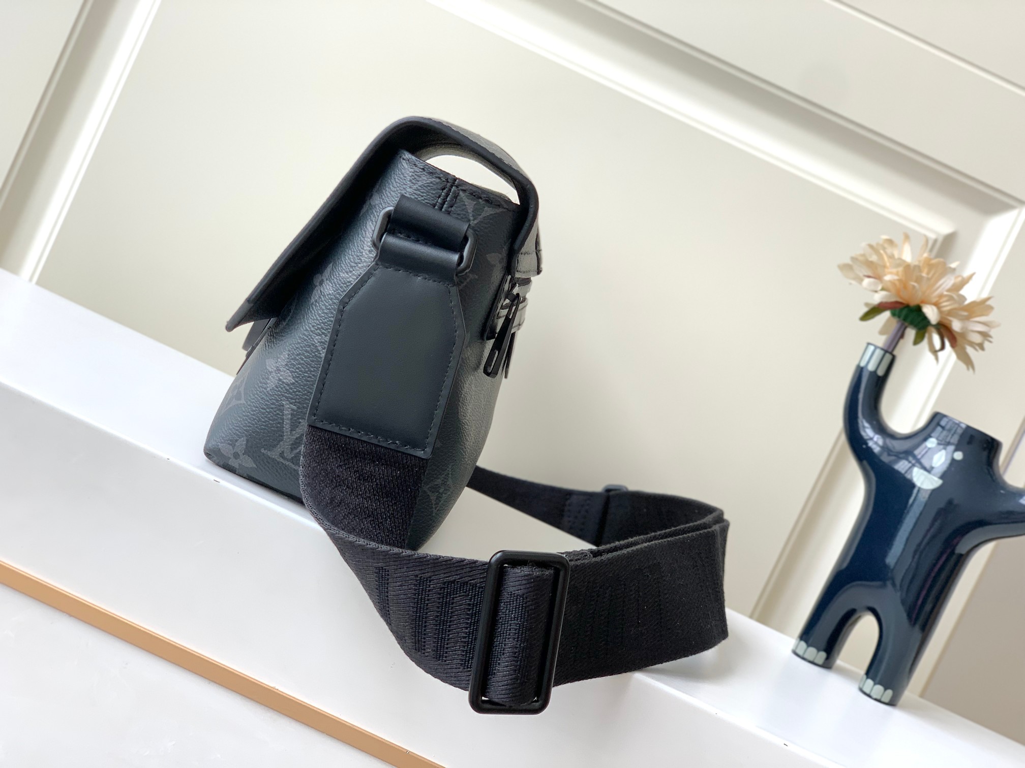 最高級ルイヴィトンスーパーコピー ルイヴィトンバッグコピー Sケープ・メッセンジャー ブラック M46794 モノグラム・エクリプス キャンバス ブラック金具 - 画像 (8)