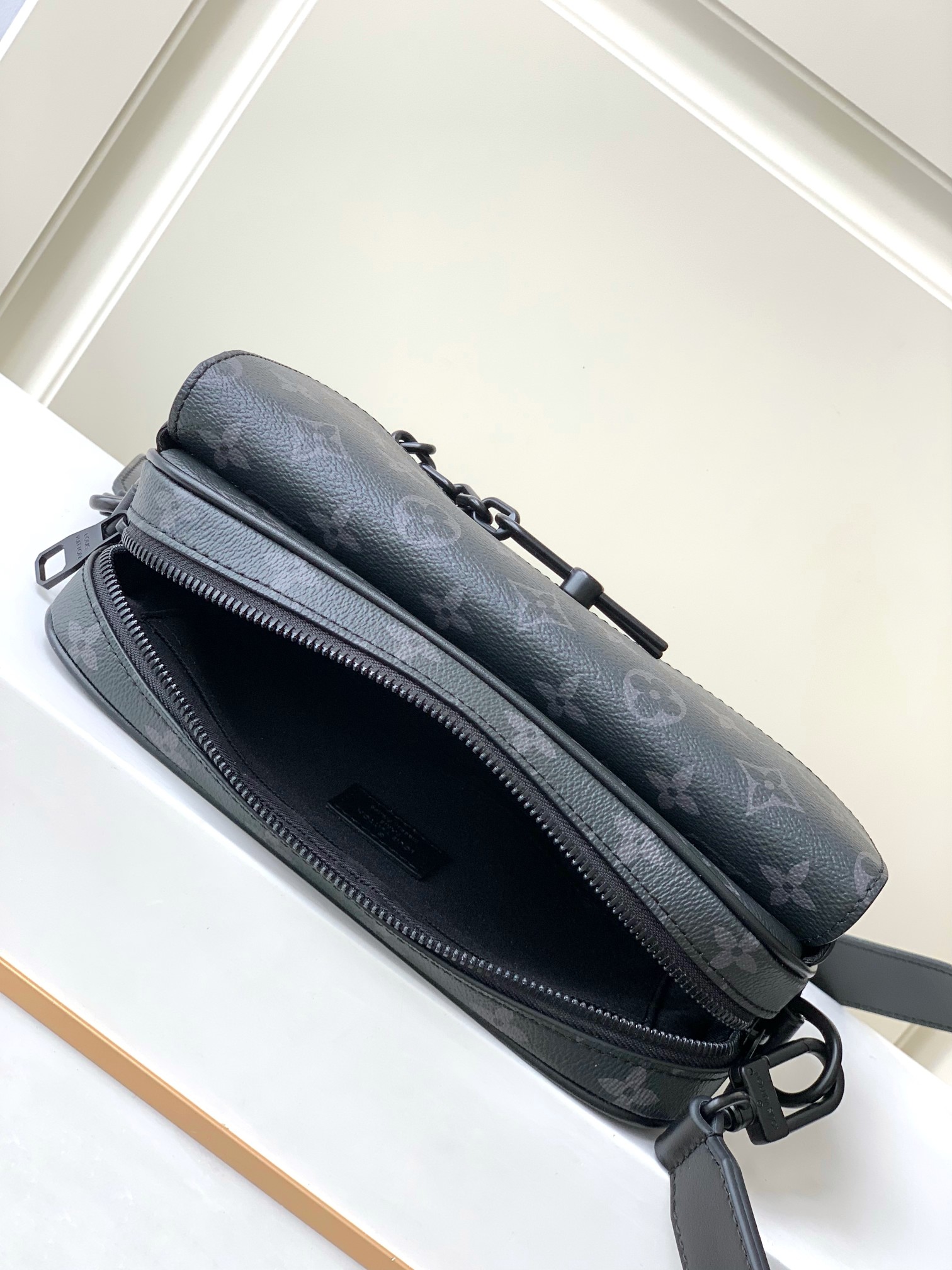最高級ルイヴィトンスーパーコピー ルイヴィトンバッグコピー Sケープ・メッセンジャー ブラック M46795 モノグラム・エクリプス キャンバス ブラック金具 - 画像 (3)