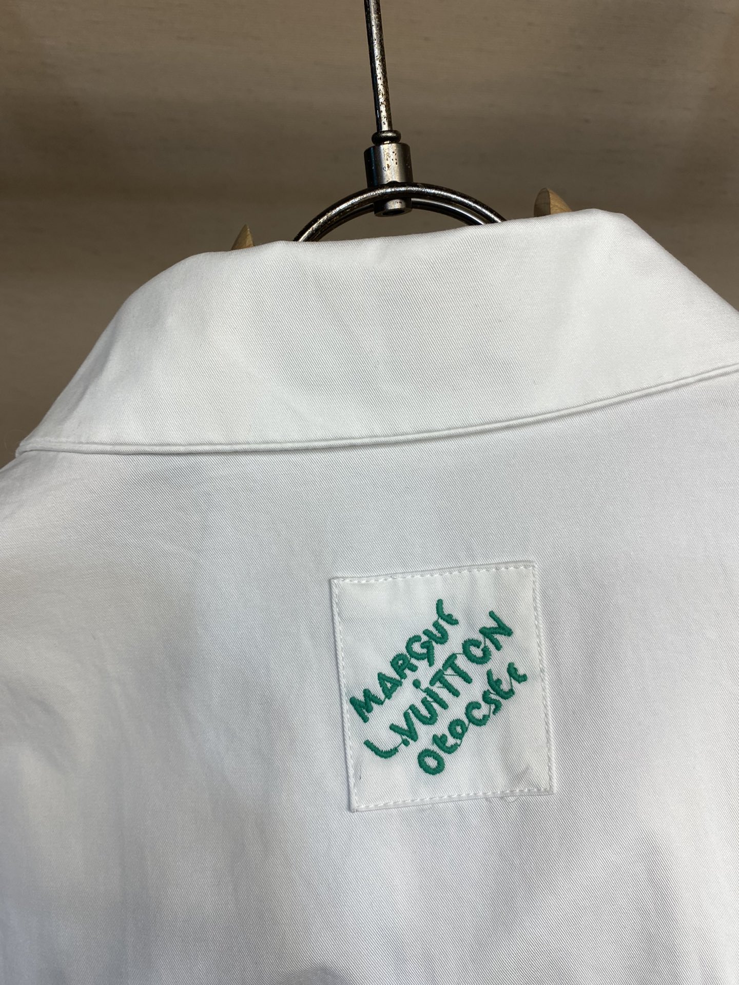 最高級ルイヴィトンスーパーコピー服 ルイヴィトンワイシャツコピー オープンカラーショートスリーブコットンシャツ ホワイト 1AFJDK コットン - 画像 (4)