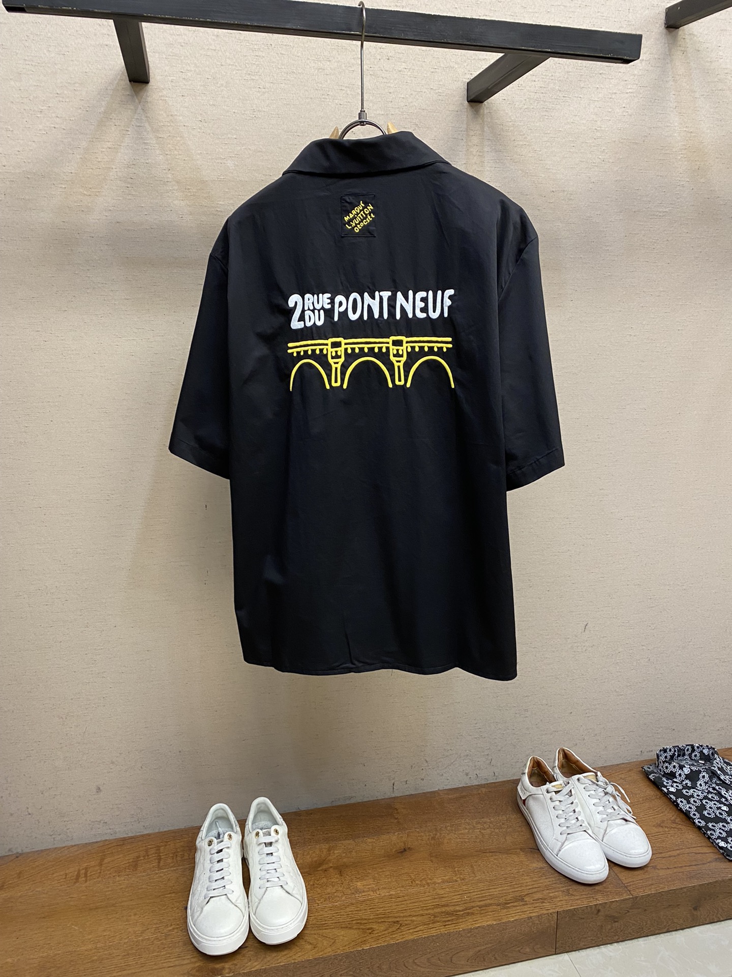 最高級ルイヴィトンスーパーコピー服 ルイヴィトンワイシャツコピー オープンカラーショートスリーブコットンシャツ ブラック 1AFJHQ コットン - 画像 (9)
