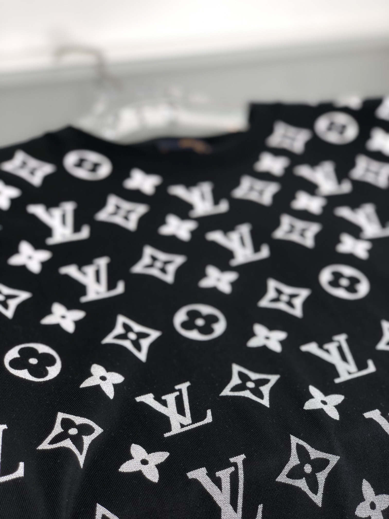 最高級ルイヴィトンスーパーコピー服 ルイヴィトンTシャツコピー グラディエントコットンTシャツ ブラック 1AFBB6 コットン 100% - 画像 (7)