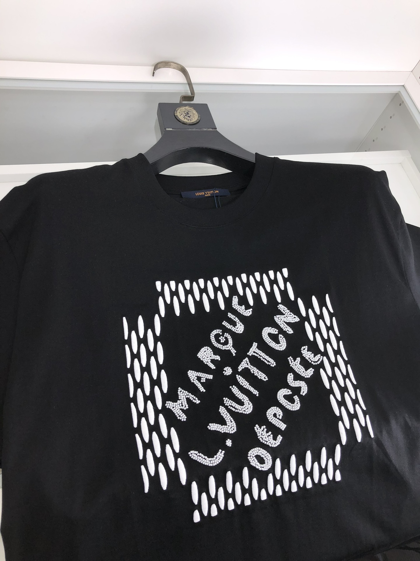 最高級ルイヴィトンスーパーコピー服 ルイヴィトンTシャツコピー エンブロイダードシグネチャーコットンTシャツ ブラック 1AFJFH コットン 100% - 画像 (8)