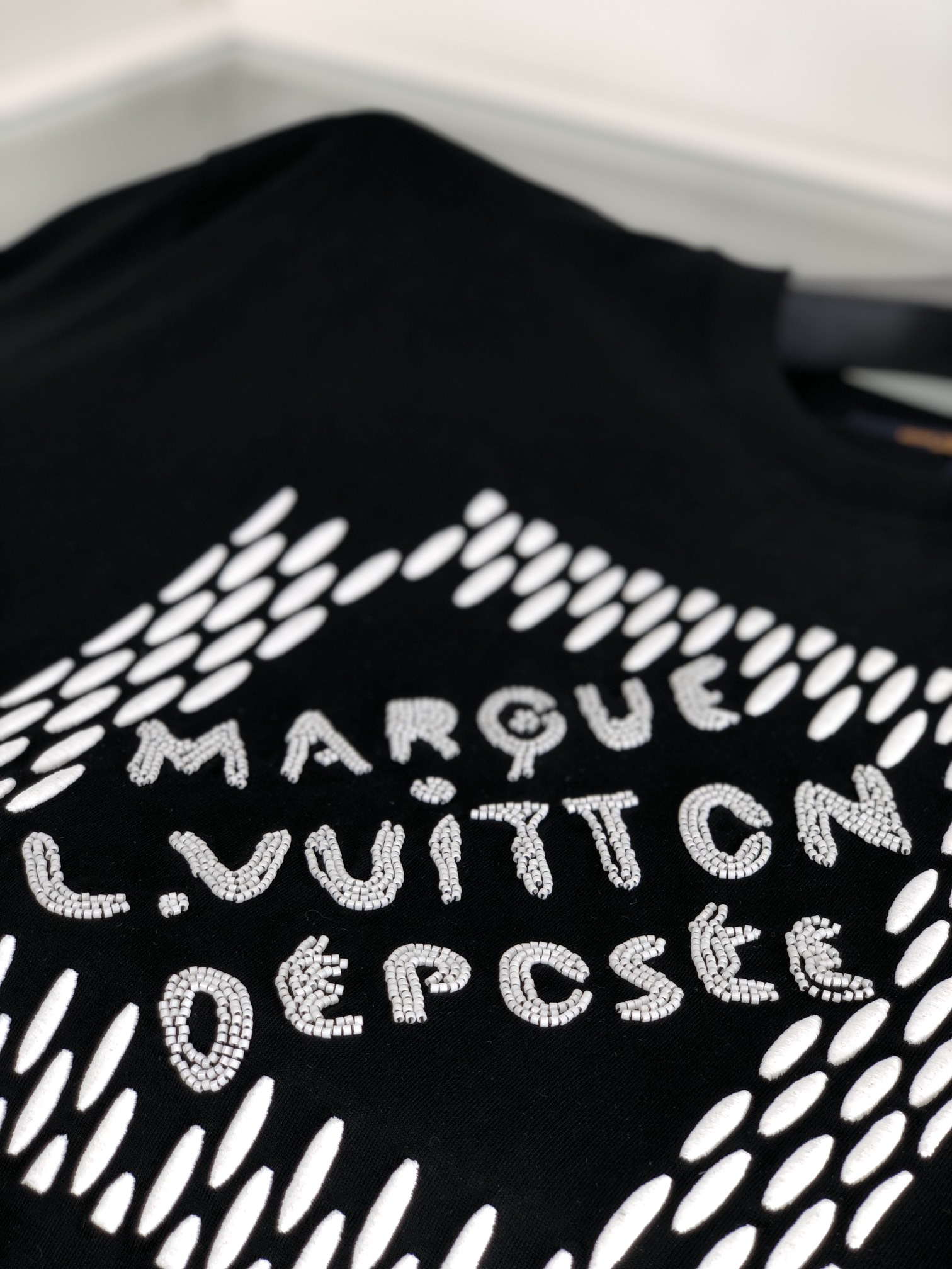 最高級ルイヴィトンスーパーコピー服 ルイヴィトンTシャツコピー エンブロイダードシグネチャーコットンTシャツ ブラック 1AFJFH コットン 100% - 画像 (6)