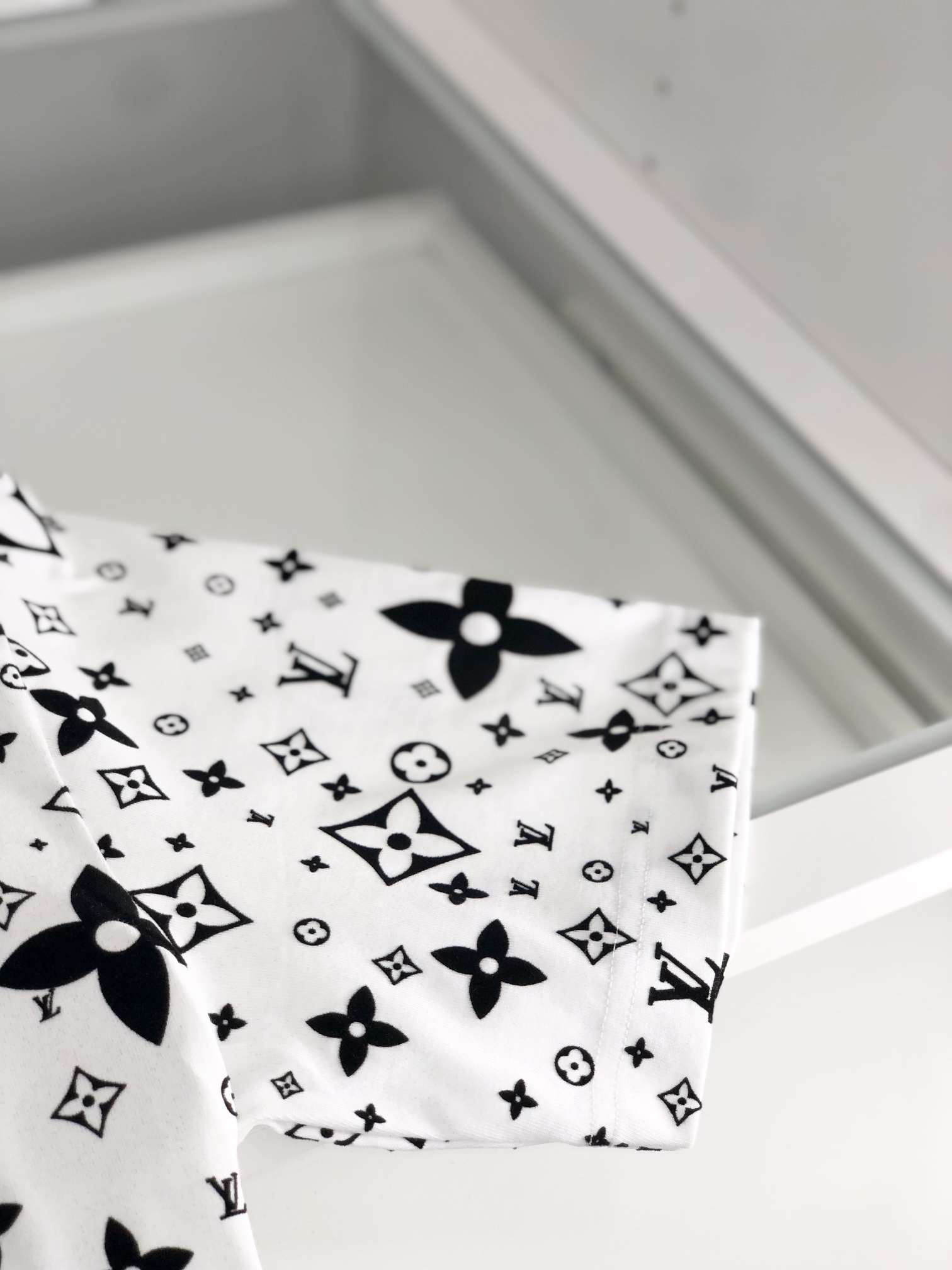 最高級ルイヴィトンスーパーコピー服 ルイヴィトンTシャツコピー フローラルモノグラムTシャツ ホワイト 202405032 コットン 100% - 画像 (4)