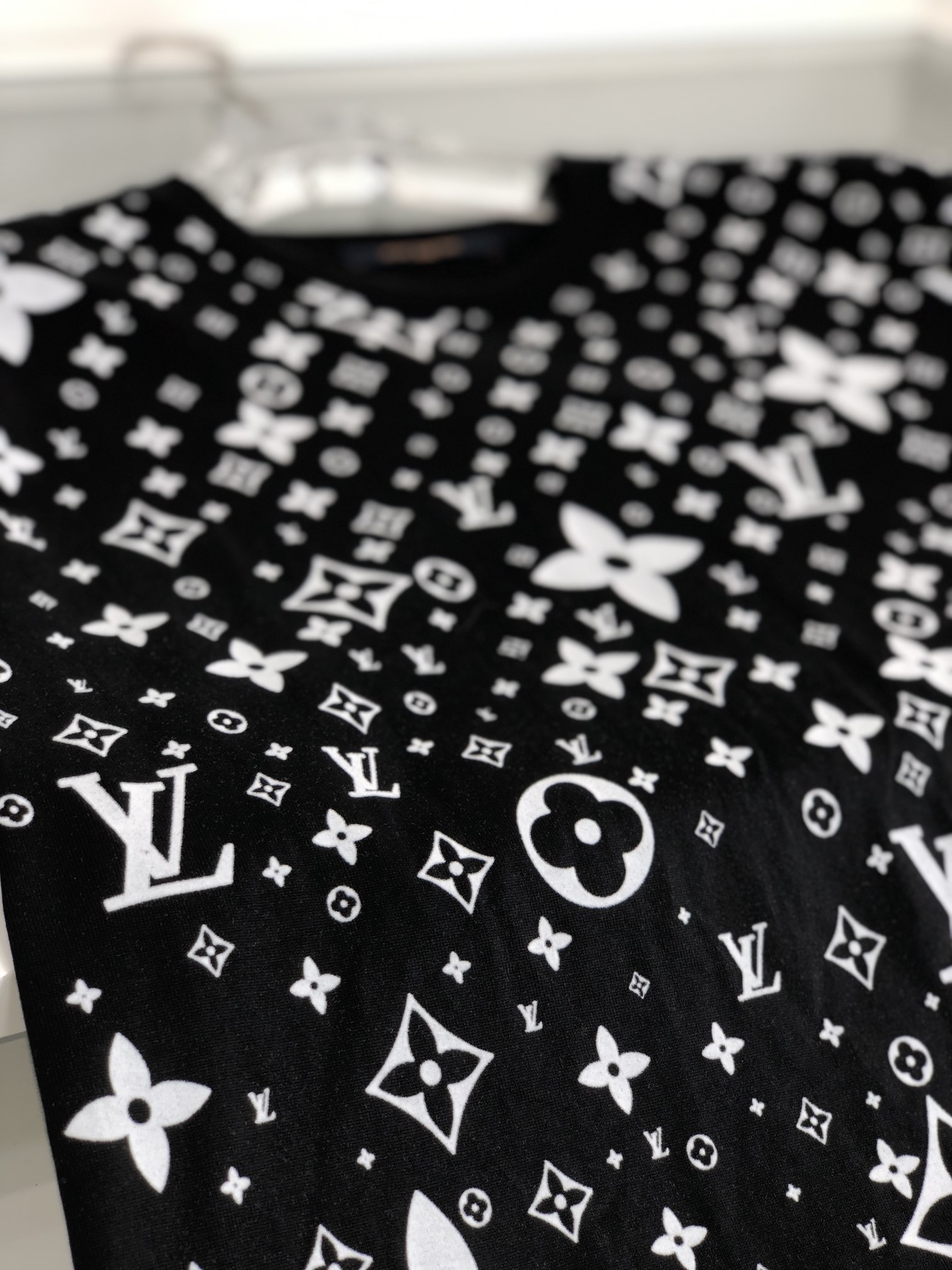 最高級ルイヴィトンスーパーコピー服 ルイヴィトンTシャツコピー フローラルモノグラムTシャツ ブラック 202405033 コットン 100% - 画像 (5)